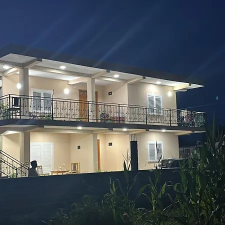Airport Garden Retreat Guest house